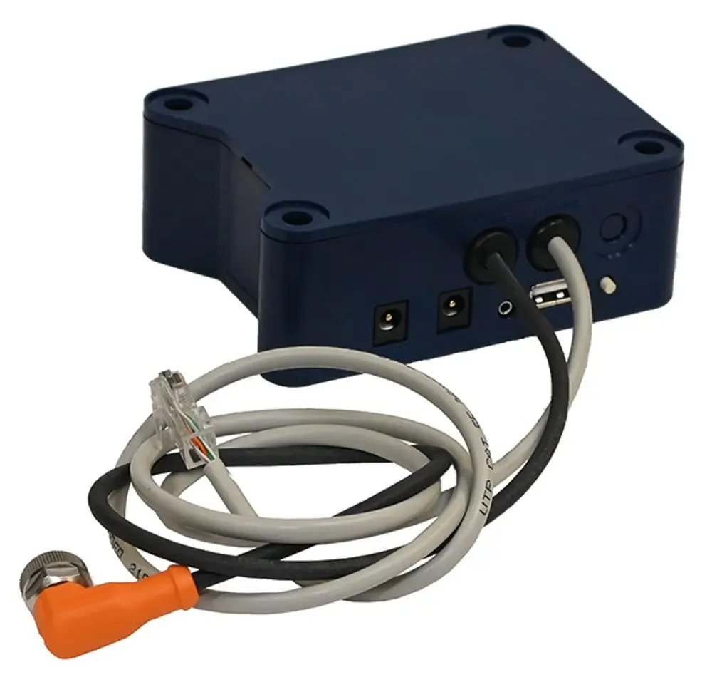 Syr Elektronikbox in blauer Gehäusefarbe mit mehreren Anschlussmöglichkeiten und Kabeln. Eine RJ45-Buchse und USB-Anschluss sind sichtbar.